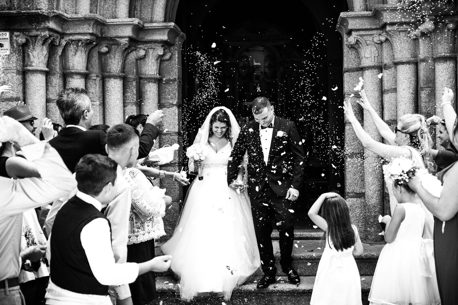 Bride and groom at the throwing rice