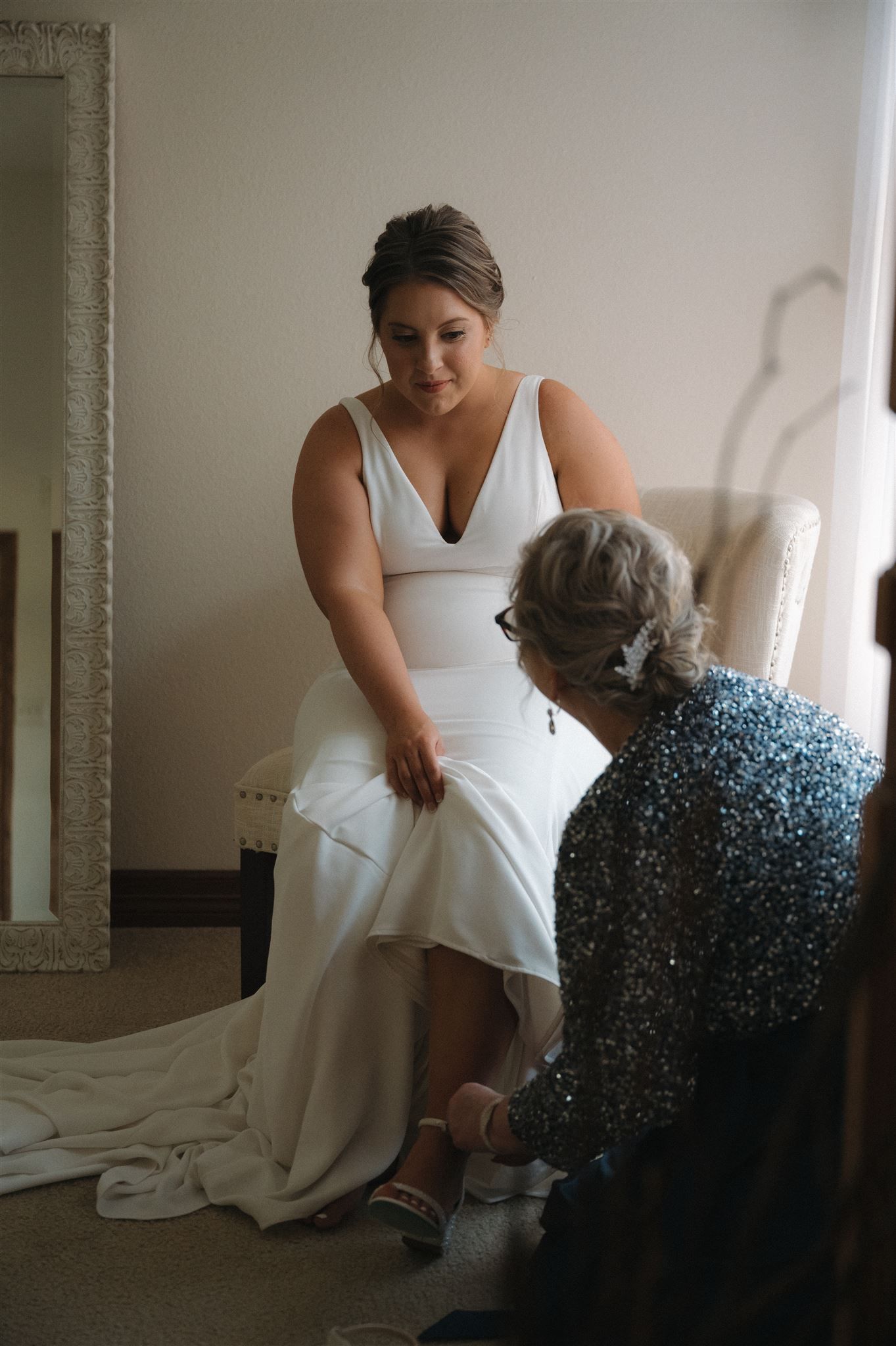 bride getting ready at suite of Fannin Oaks wedding venue in Madisonville, Tx