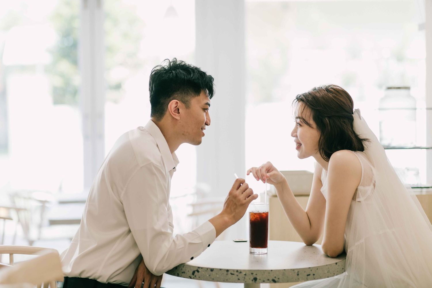 海外婚紗攝影，以自然光線、壯闊景色與細膩情感，記錄屬於兩人的旅途故事。從紐西蘭婚紗、皇后鎮婚紗到海外婚紗拍攝，結合湖泊、山景與自然環境，呈現浪漫、優雅又耐看的影像風格，留下具有故事感與高級質感的婚紗作品。