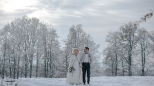 Hochzeitsfotografie: Brautpaar steht gemeinsam in einer verschneiten Landschaft, natürliche Winterhochzeit bei Pfaffenhofen a. d. Ilm.