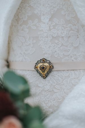 Hochzeitsfotografie: Detailaufnahme eines Brautkleids mit Schmuckelement, fotografiert im natürlichen Licht.
