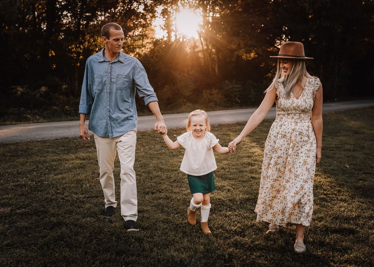 Tennessee Photographer specializing in growing with young families. Documenting all your milestones from weddings to New
