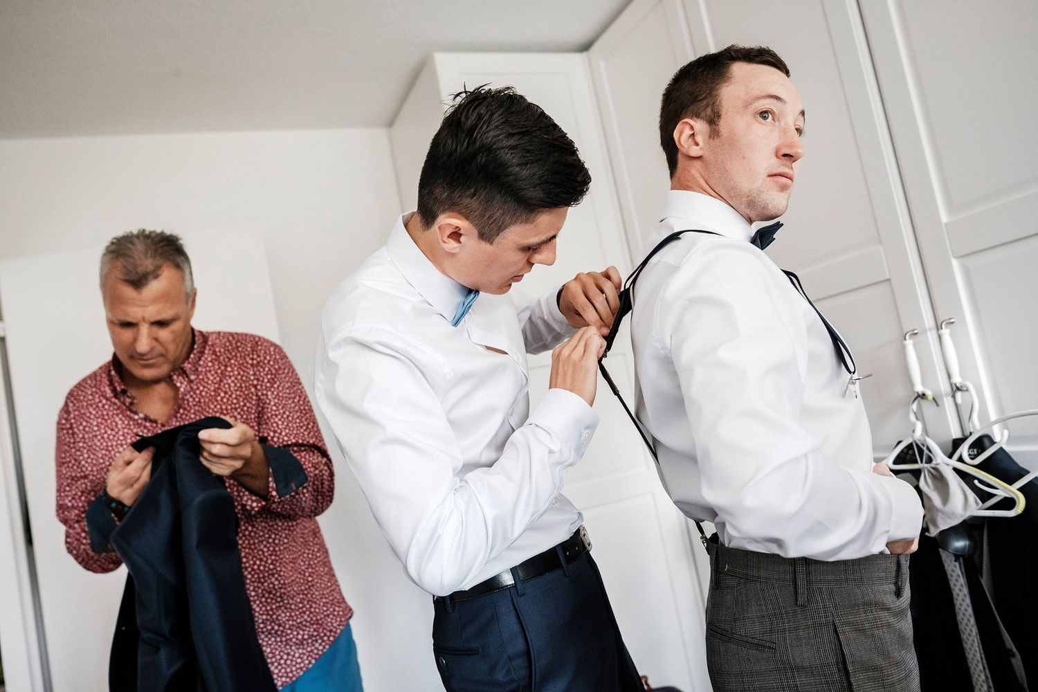 TLOOK photographe de mariage de style documentaire, préparatifs du marié portraits avec les garçons d'honneur