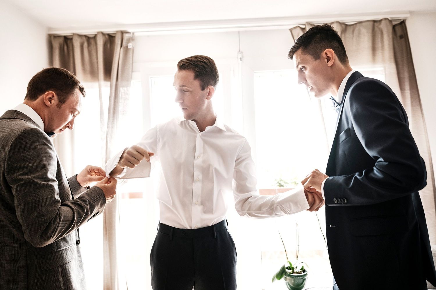 TLOOK photographe de mariage de style documentaire, préparatifs du marié portraits avec les garçons d'honneur