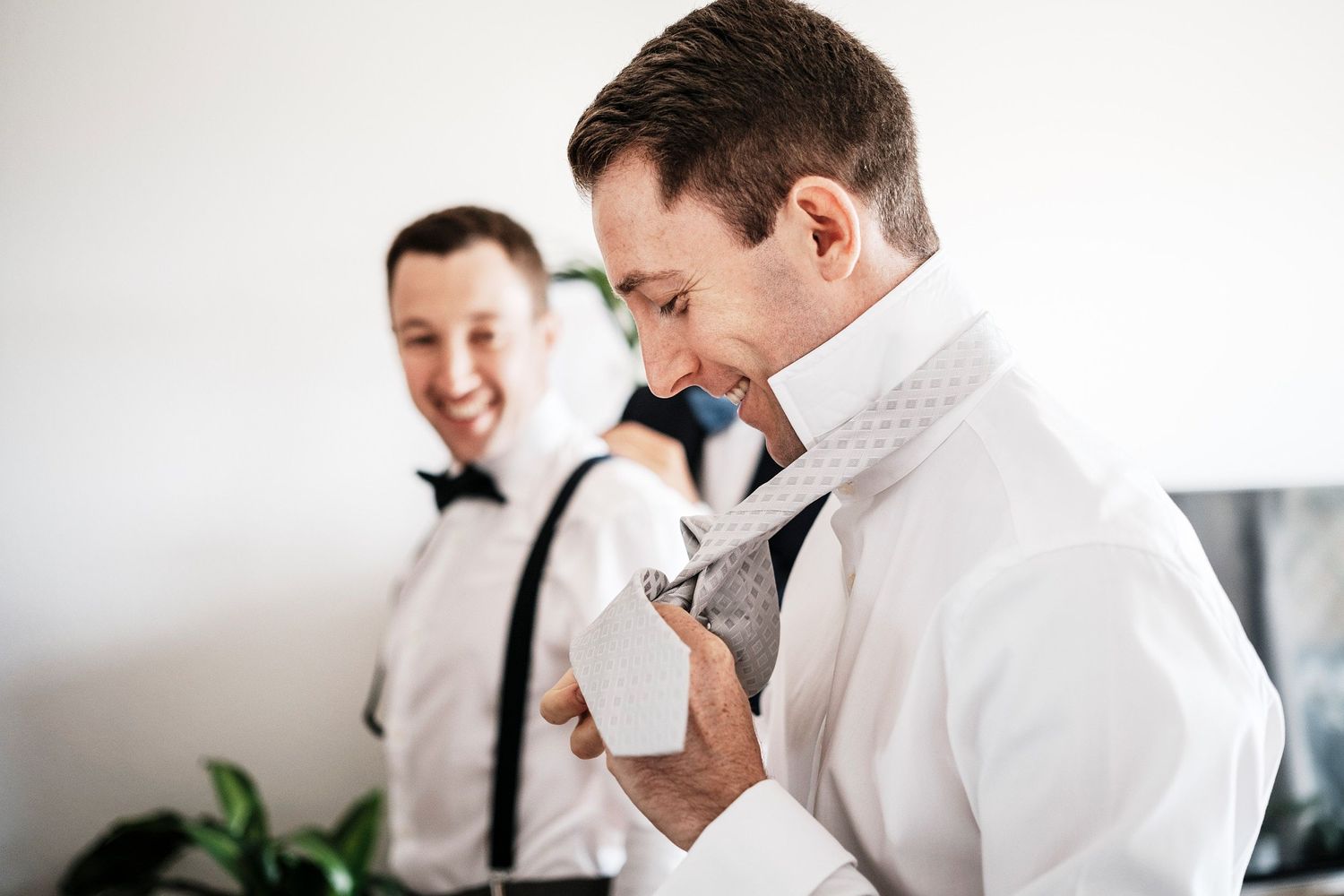 TLOOK photographe de mariage de style documentaire, préparatifs du marié