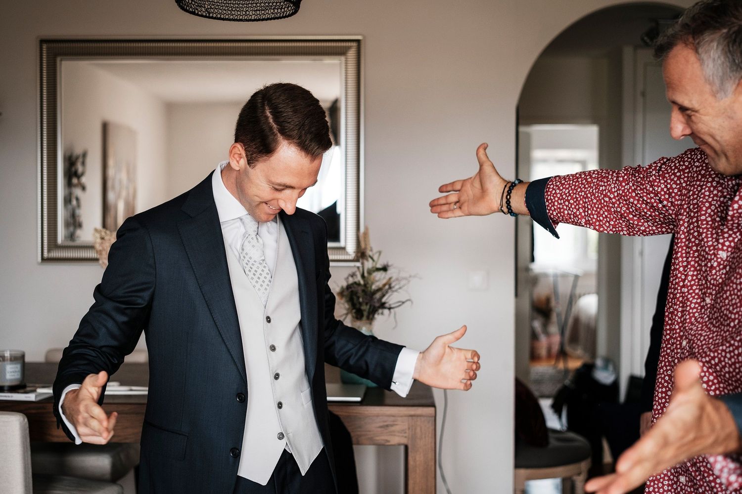 TLOOK photographe de mariage de style documentaire, préparatifs du marié avec son papa