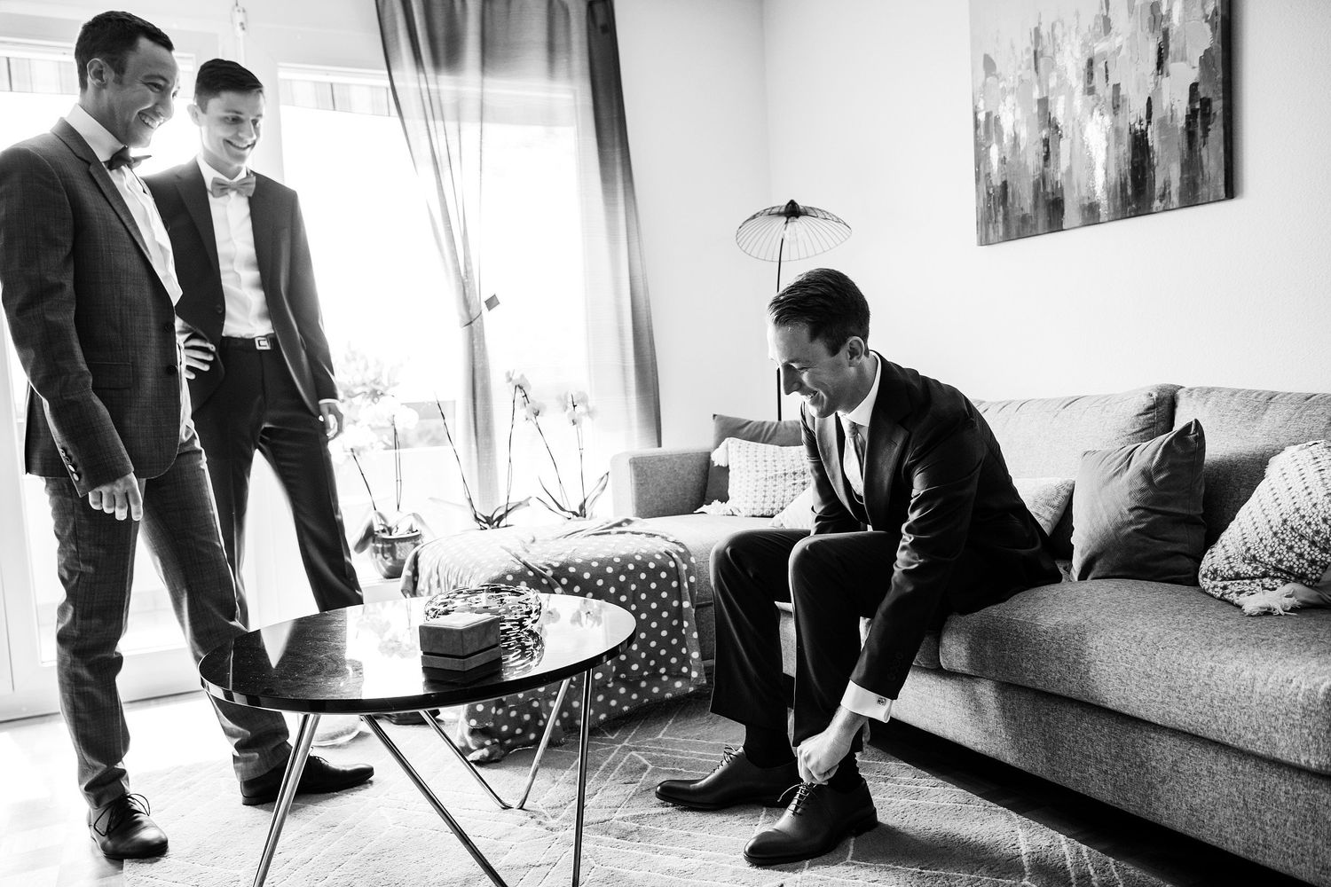 TLOOK photographe de mariage de style documentaire, préparatifs du marié portraits avec les garçons d'honneur