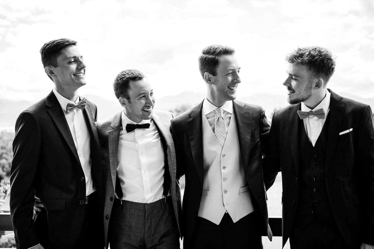TLOOK photographe de mariage de style documentaire, préparatifs du marié portraits avec les garçons d'honneur