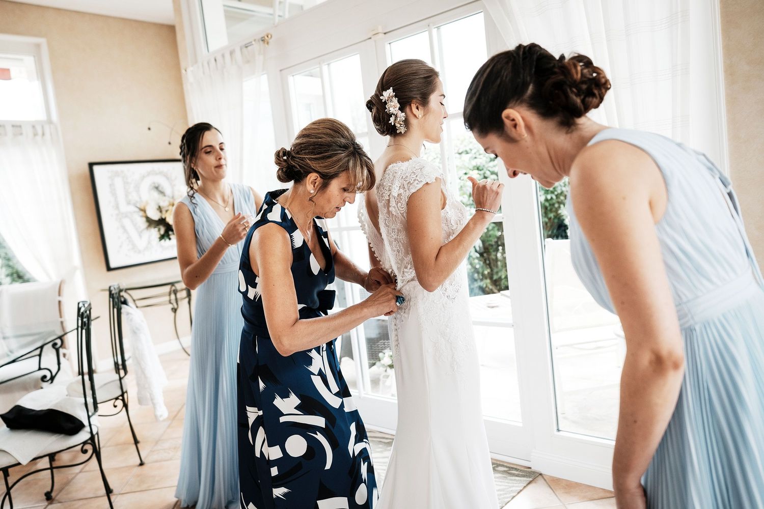 TLOOK photographe de mariage de style documentaire, préparatifs de la mariée portraits avec les demoiselles d'honneur et la maman