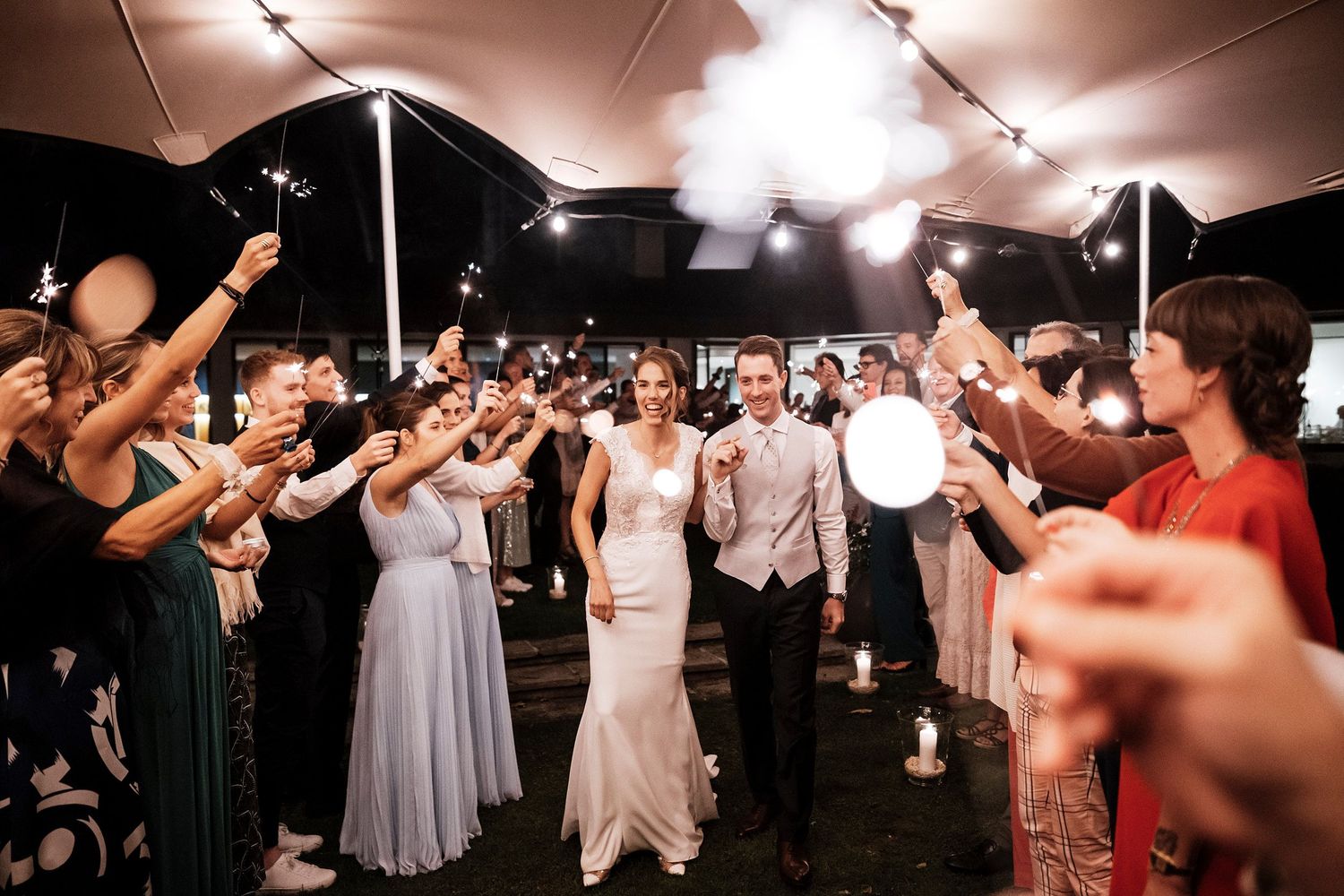 TLOOK photographe de mariage de style documentaire, domaine les Bois de Chamblard soirée allée avec les feux de bengalle