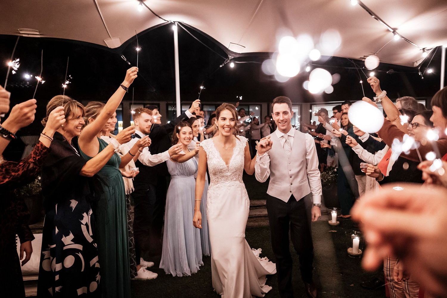 TLOOK photographe de mariage de style documentaire, domaine les Bois de Chamblard soirée allée avec les feux de bengalle
