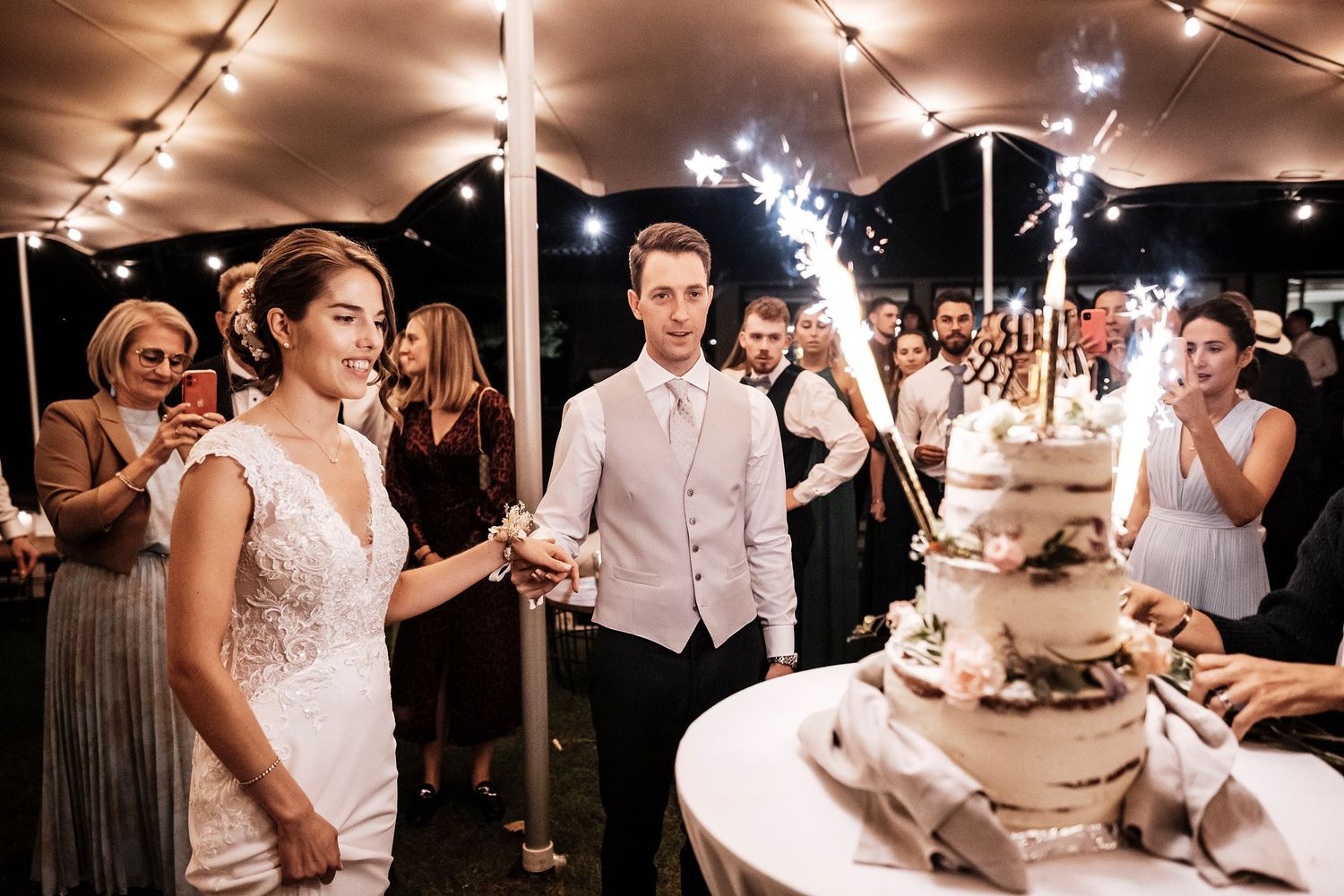 TLOOK photographe de mariage de style documentaire, domaine les Bois de Chamblard soirée coupe du gâteau