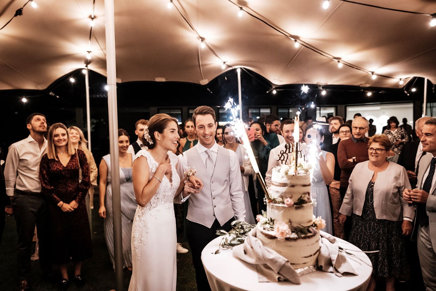 TLOOK photographe de mariage de style documentaire, domaine les Bois de Chamblard soirée coupe du gâteau