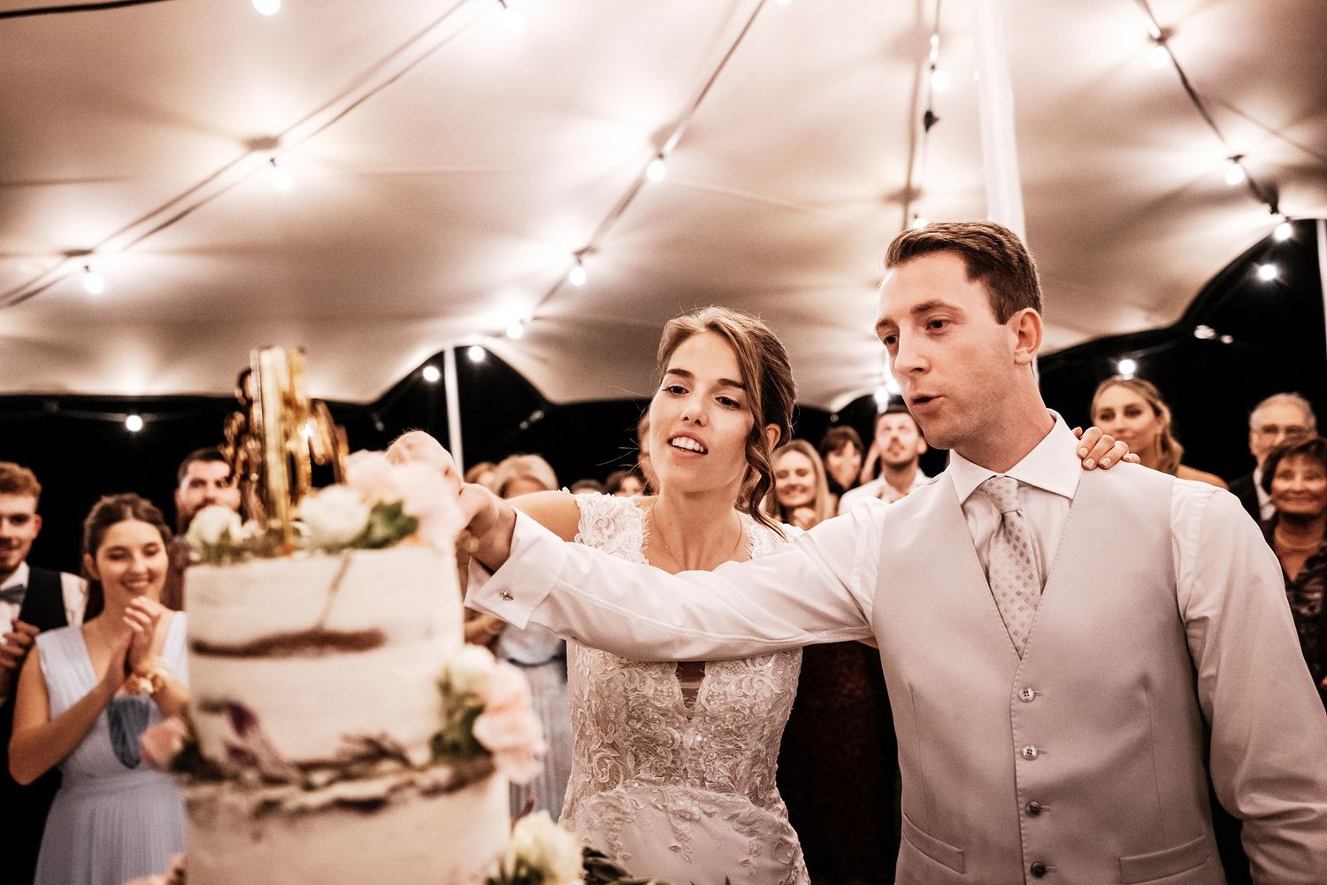 TLOOK photographe de mariage de style documentaire, domaine les Bois de Chamblard soirée coupe du gâteau