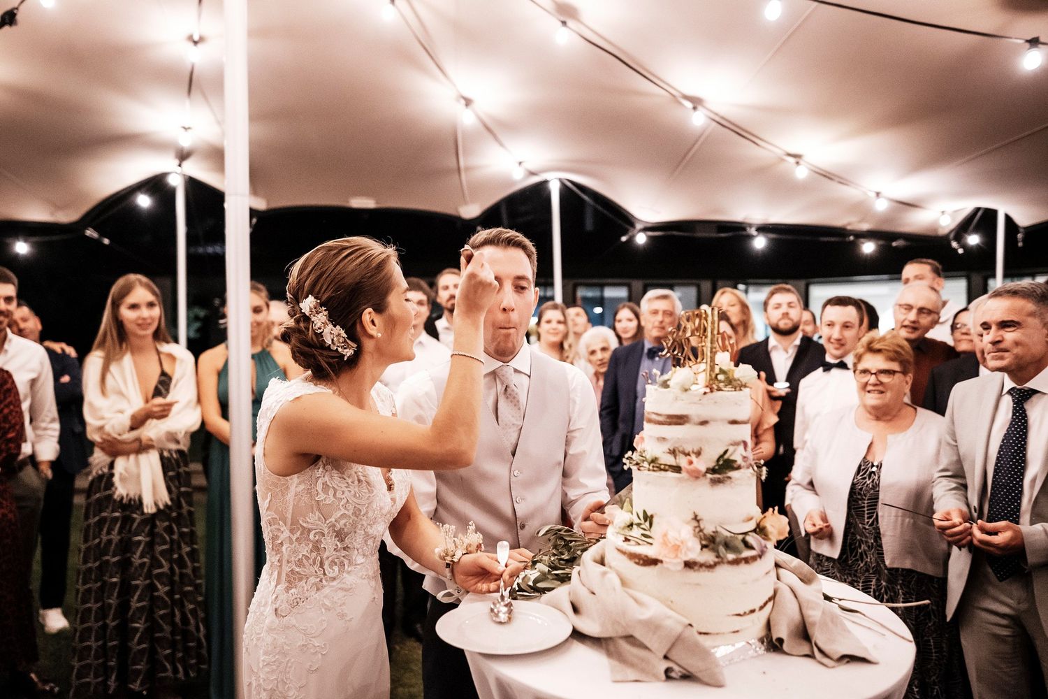 TLOOK photographe de mariage de style documentaire, domaine les Bois de Chamblard soirée coupe du gâteau