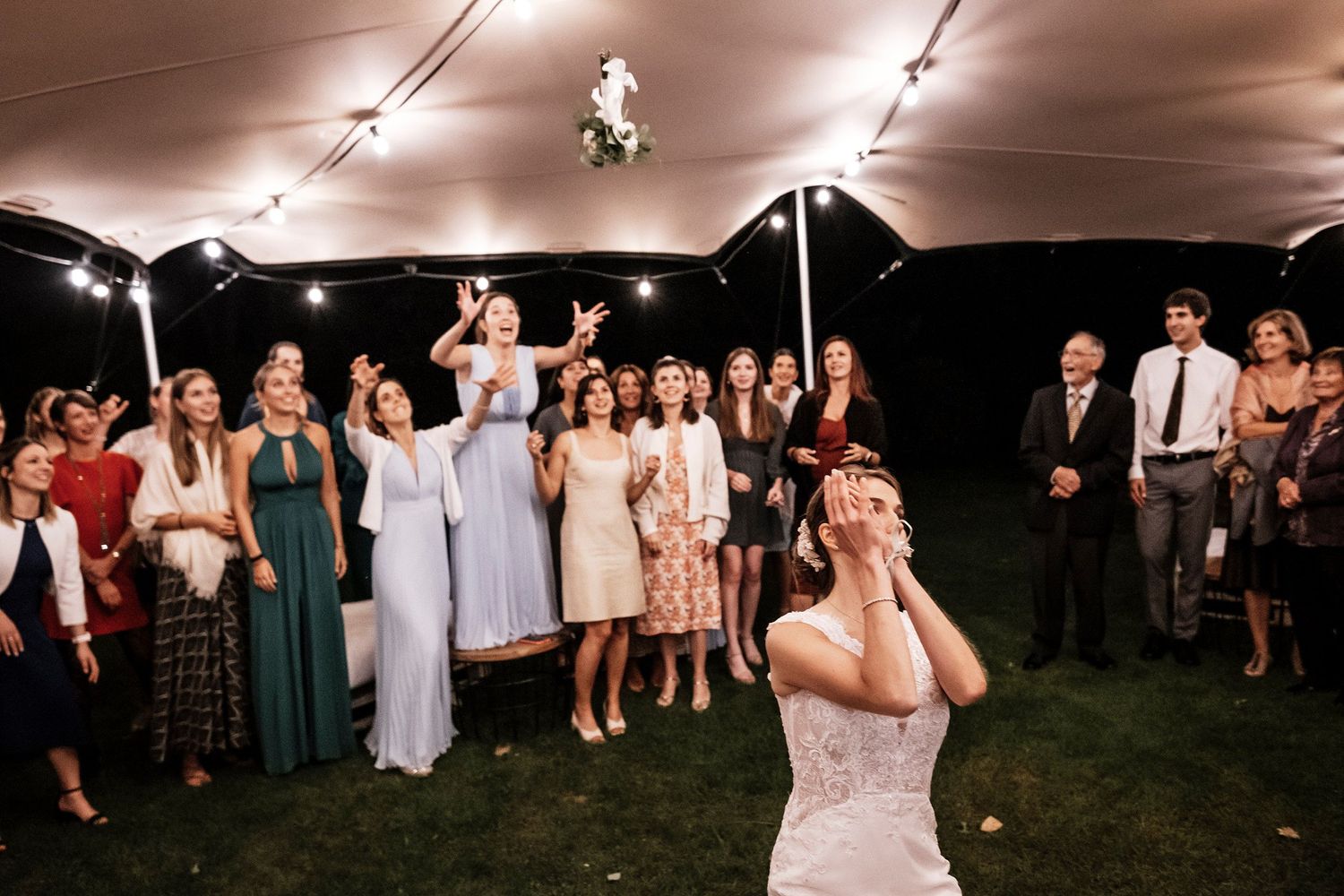 TLOOK photographe de mariage de style documentaire, domaine les Bois de Chamblard soirée jeté du bouquet