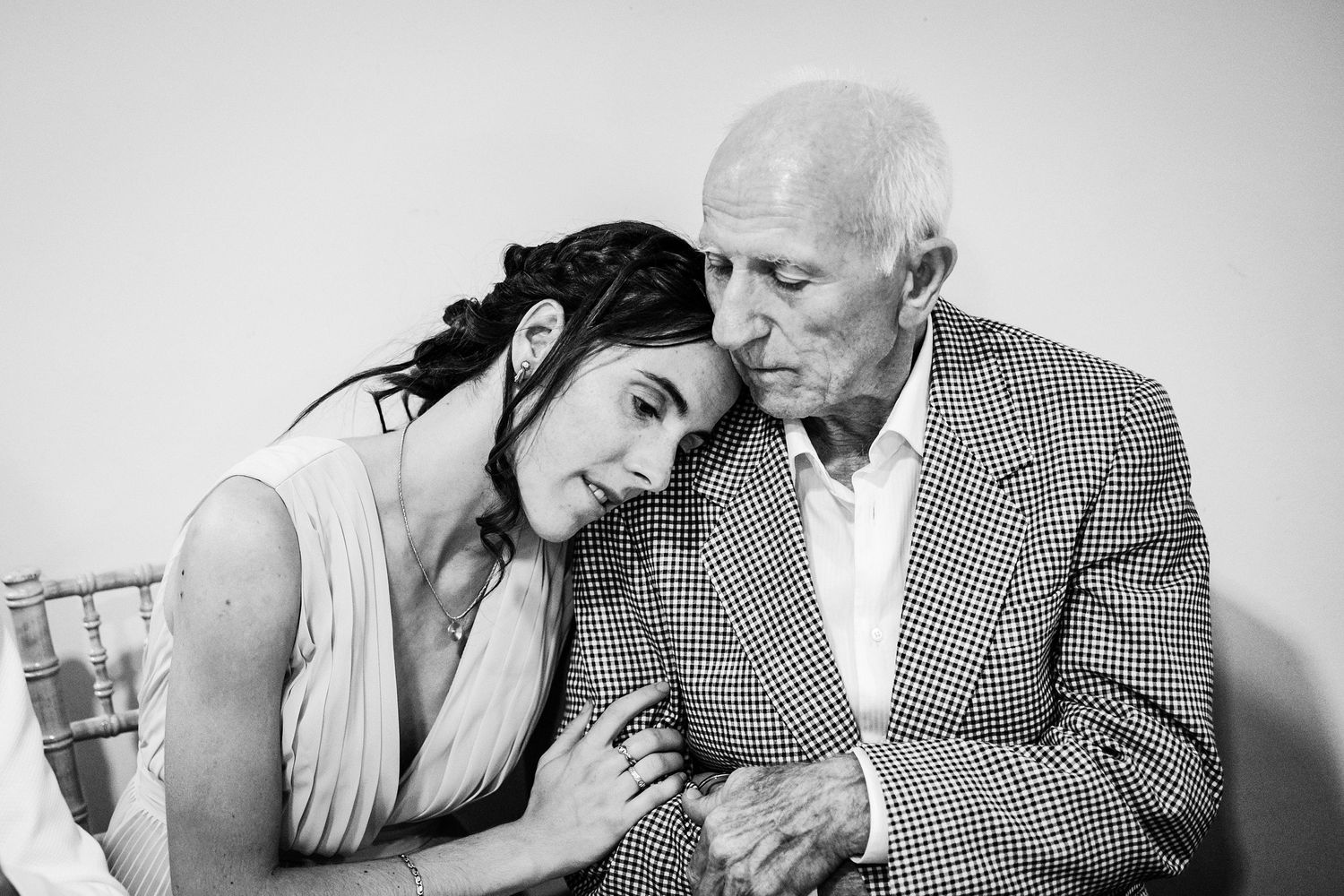 TLOOK photographe de mariage de style documentaire, domaine les Bois de Chamblard soirée moments intimes avec le grand papa
