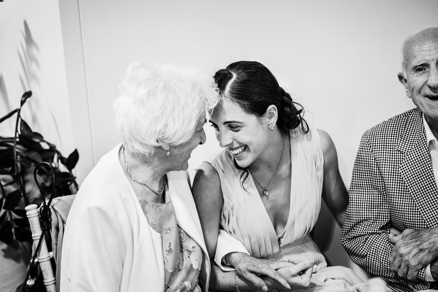TLOOK photographe de mariage de style documentaire, domaine les Bois de Chamblard soirée moments intimes avec la grand maman