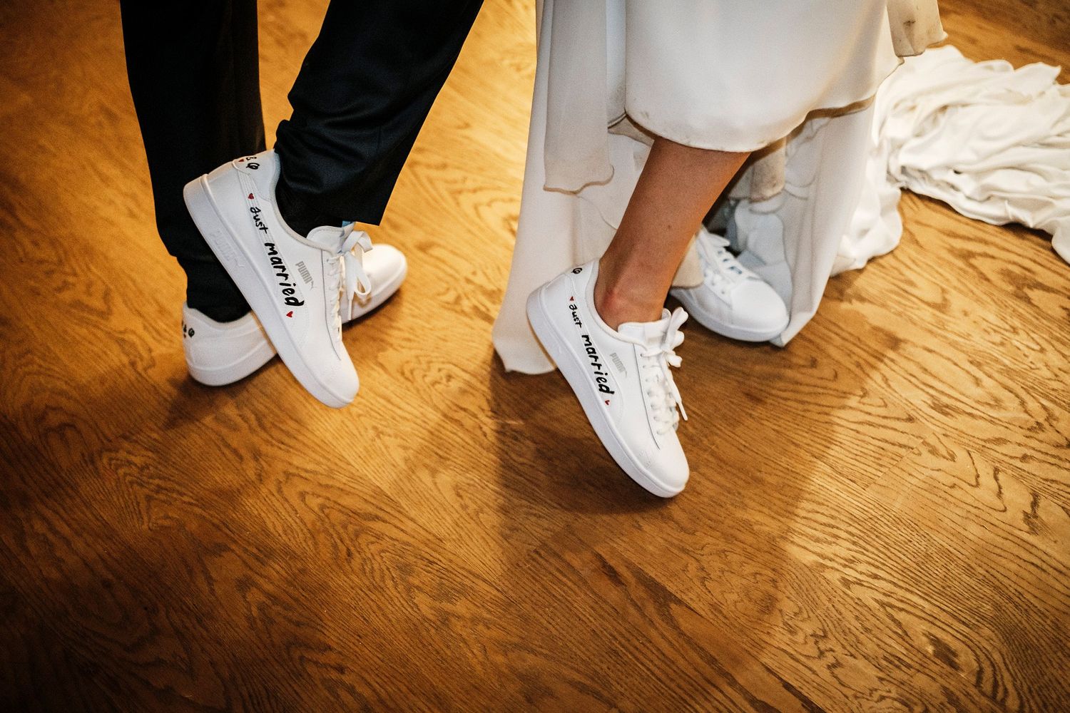 TLOOK photographe de mariage de style documentaire, domaine les Bois de Chamblard dance floor première danse des mariés