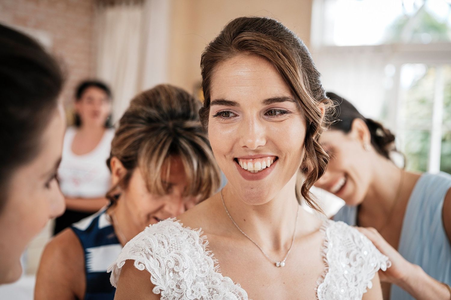 TLOOK photographe de mariage de style documentaire, préparatifs de la mariée portraits avec les demoiselles d'honneur