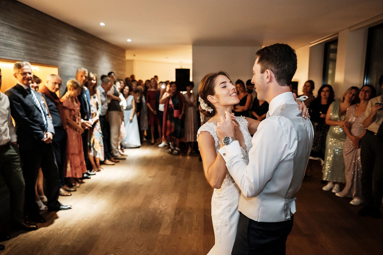 TLOOK photographe de mariage de style documentaire, domaine les Bois de Chamblard dance floor première danse des mariés