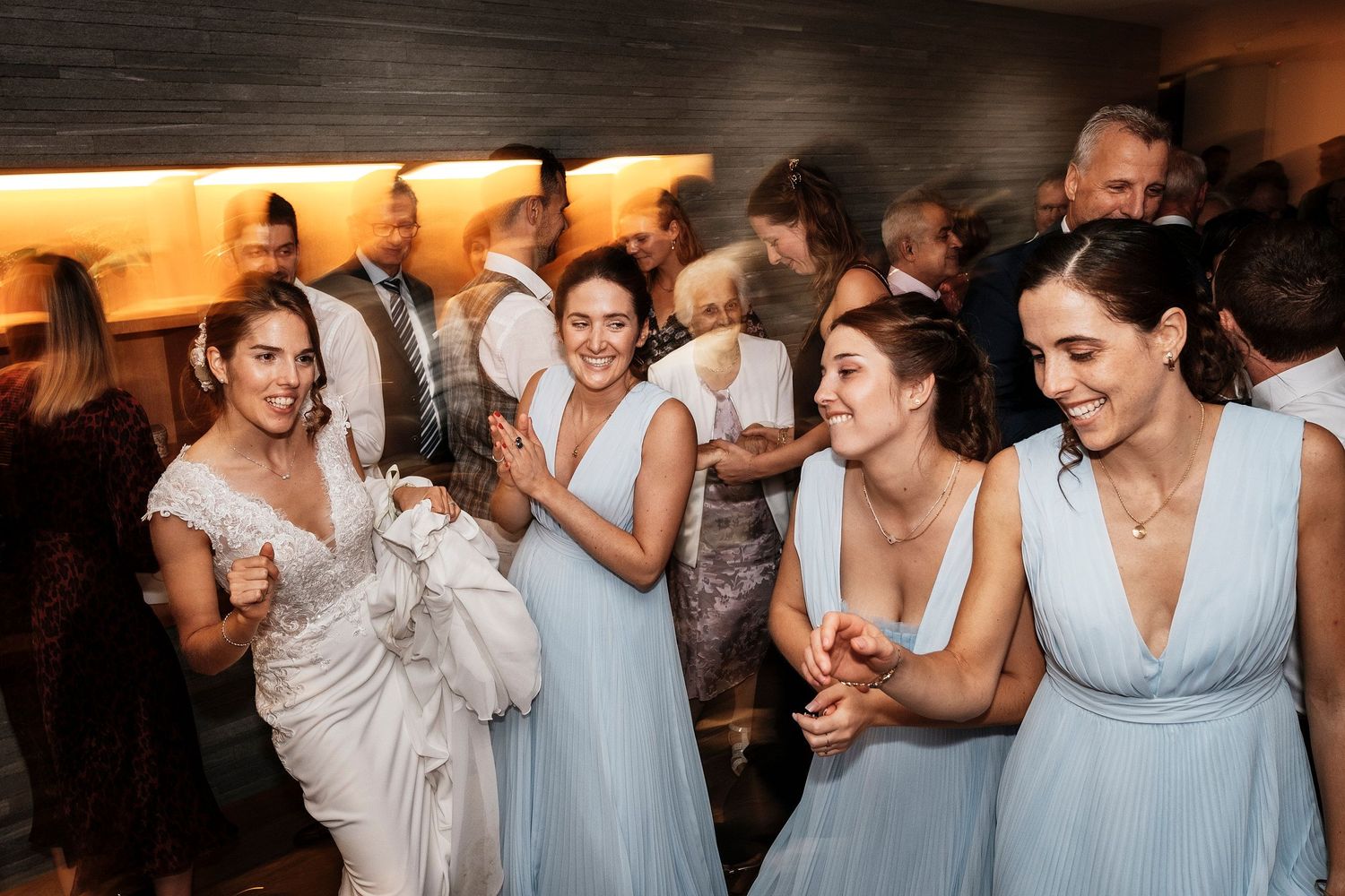 TLOOK photographe de mariage de style documentaire, domaine les Bois de Chamblard dance floor