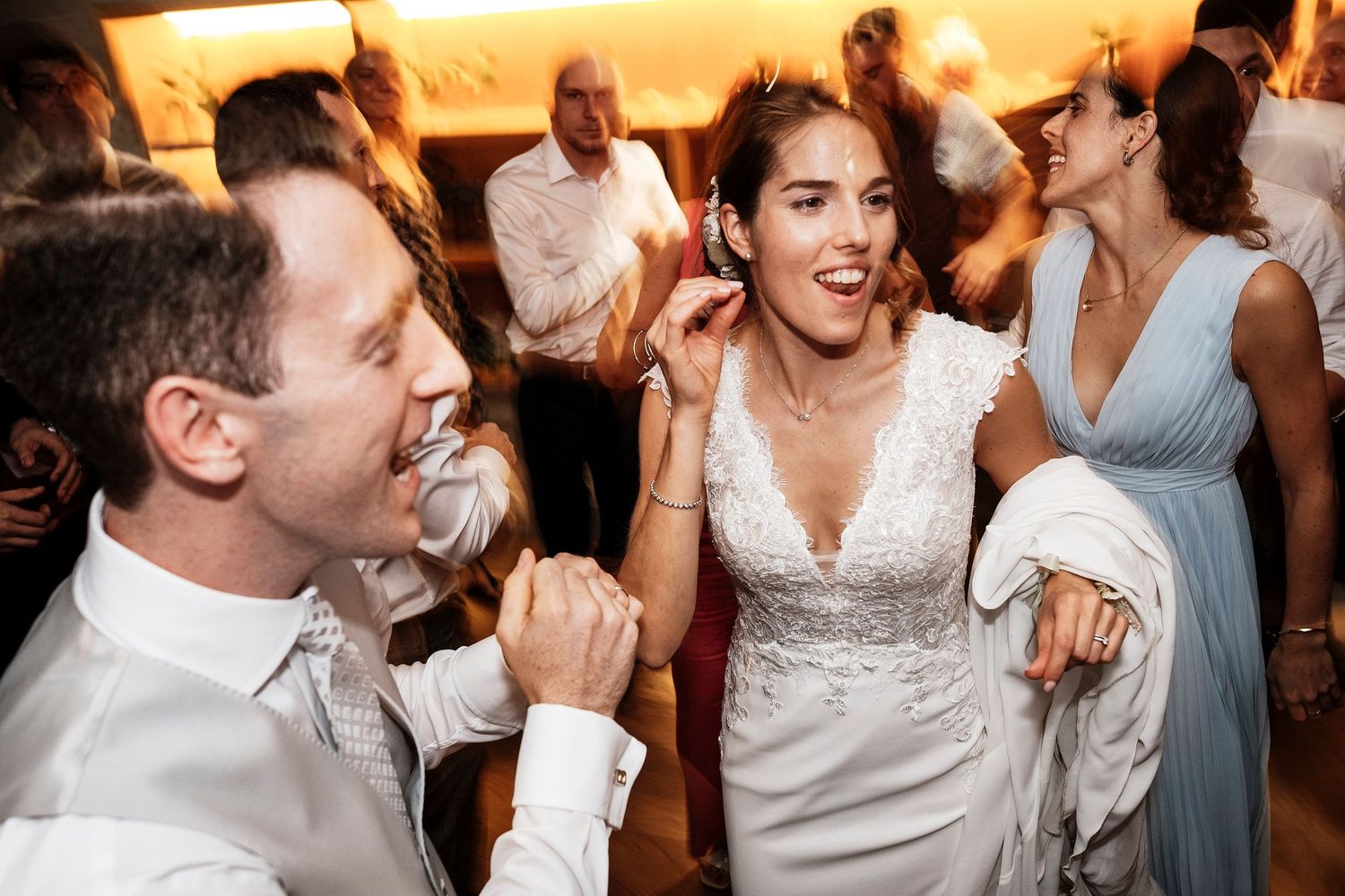 TLOOK photographe de mariage de style documentaire, domaine les Bois de Chamblard dance floor