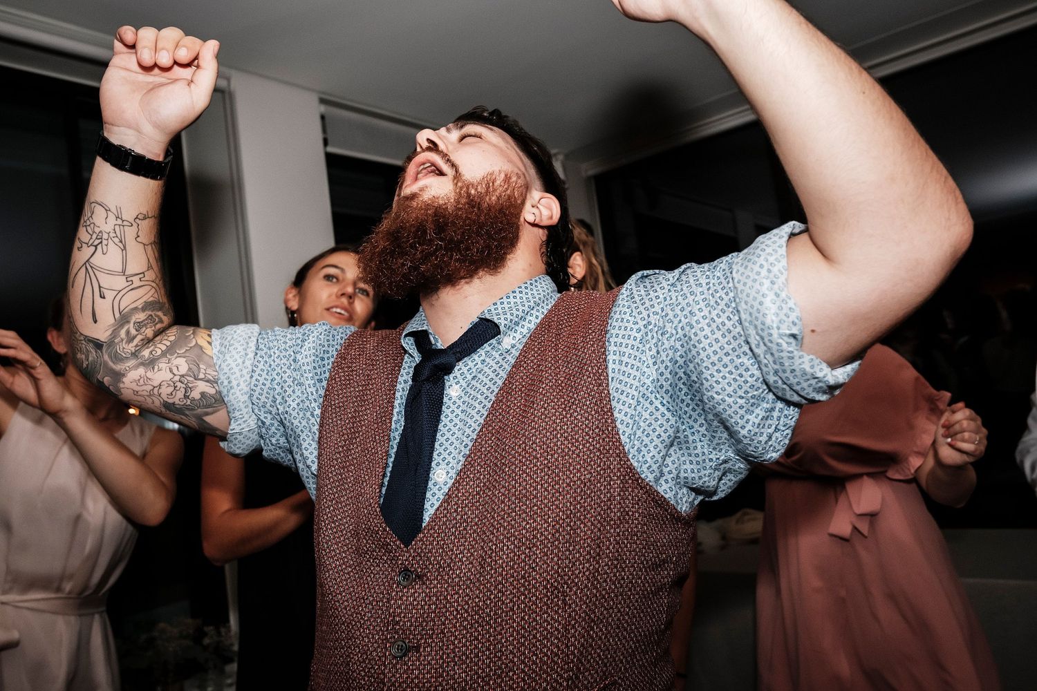 TLOOK photographe de mariage de style documentaire, domaine les Bois de Chamblard dance floor