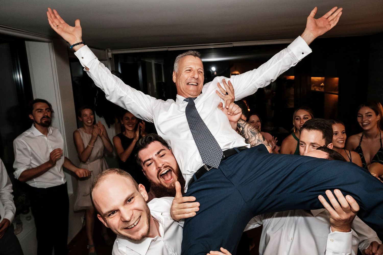 TLOOK photographe de mariage de style documentaire, domaine les Bois de Chamblard dance floor