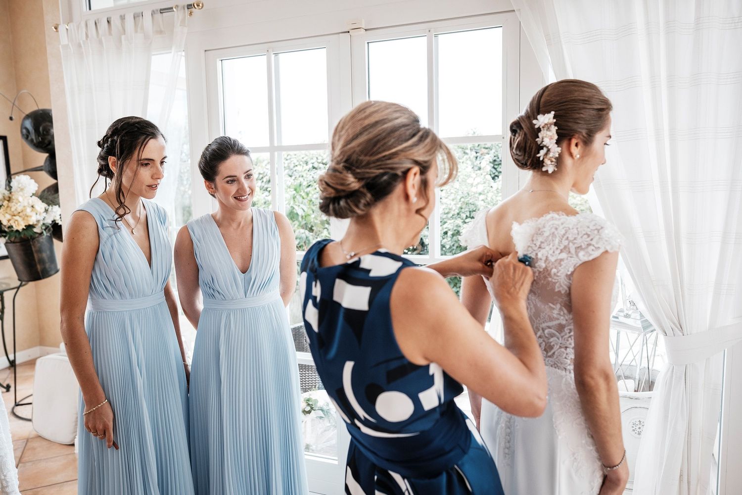 TLOOK photographe de mariage de style documentaire, préparatifs de la mariée portraits avec les demoiselles d'honneur et la maman