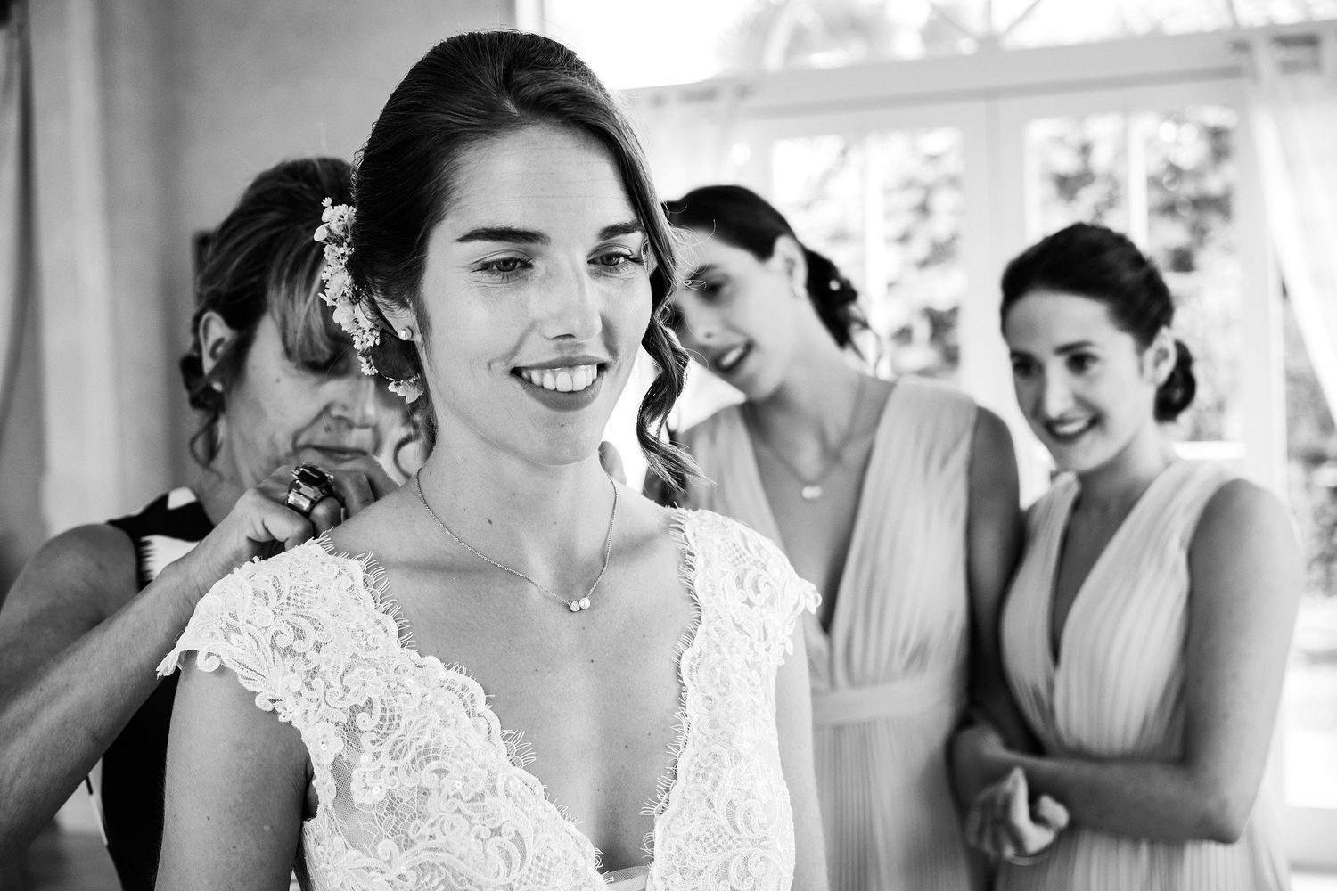 TLOOK photographe de mariage de style documentaire, préparatifs de la mariée portraits avec les demoiselles d'honneur