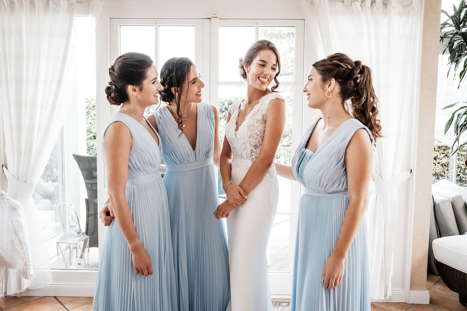 TLOOK photographe de mariage de style documentaire, préparatifs de la mariée portraits avec les demoiselles d'honneur