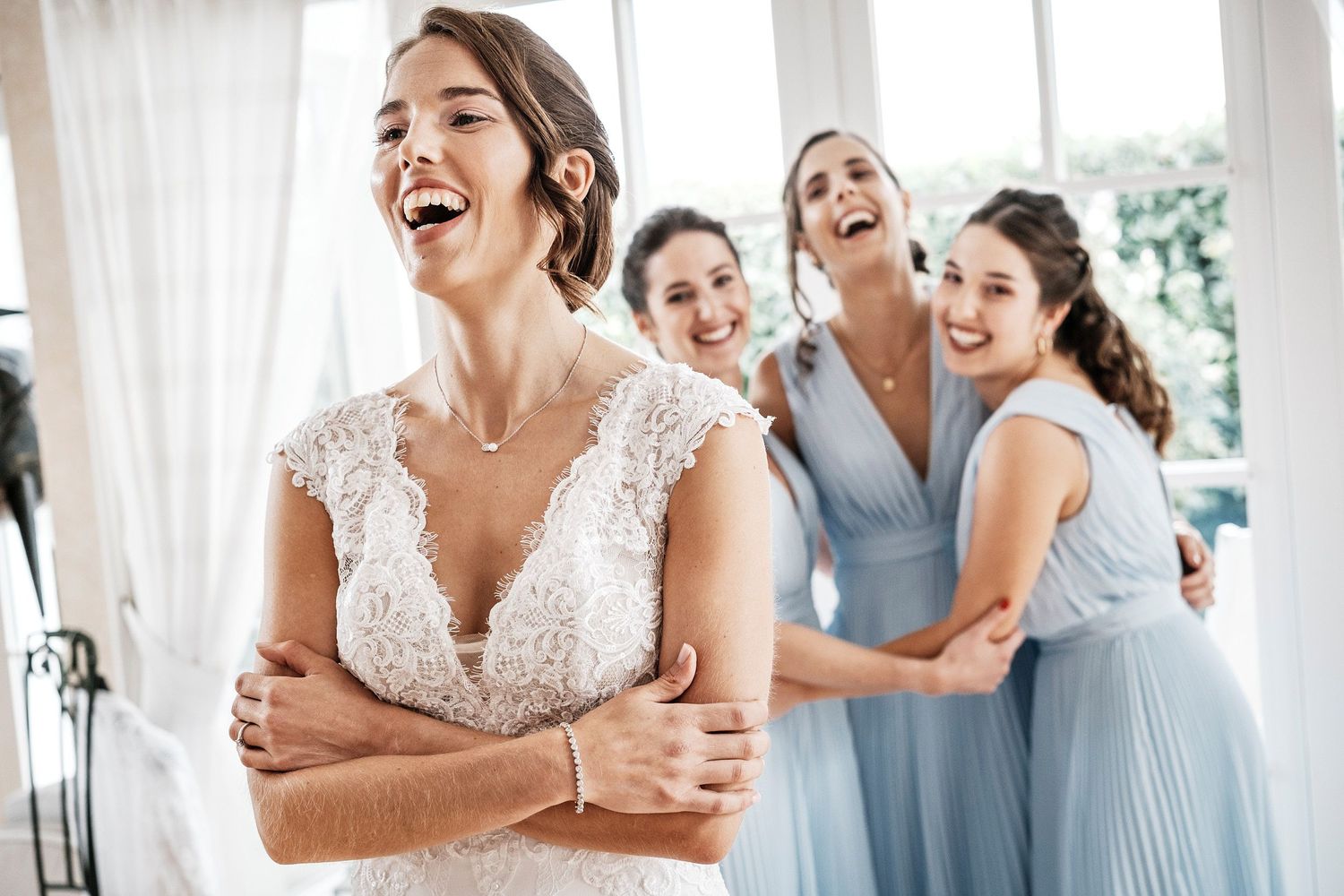 TLOOK photographe de mariage de style documentaire, préparatifs de la mariée portraits avec les demoiselles d'honneur