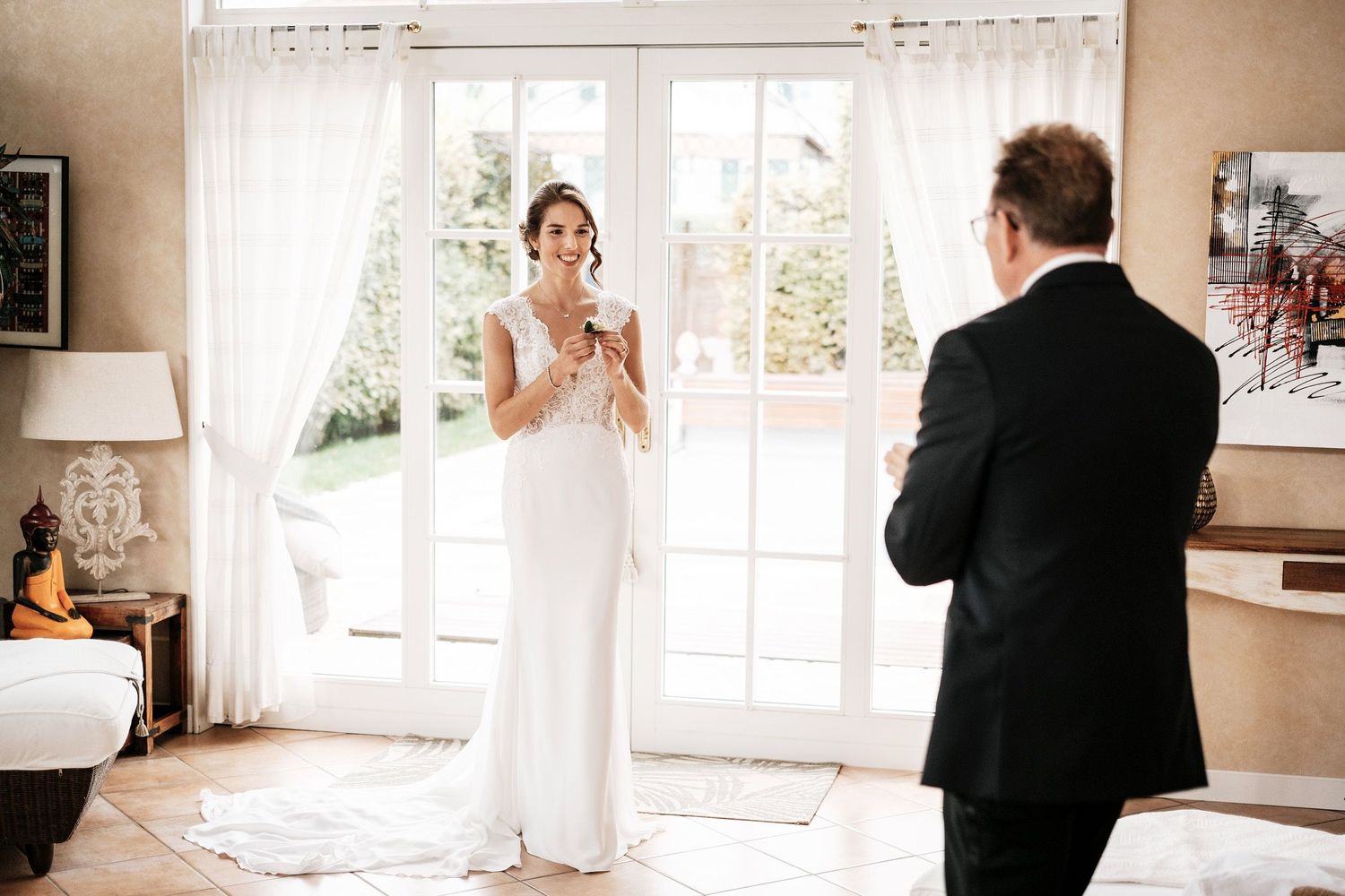TLOOK photographe de mariage de style documentaire, préparatifs de la mariée le papa découvre la mariée