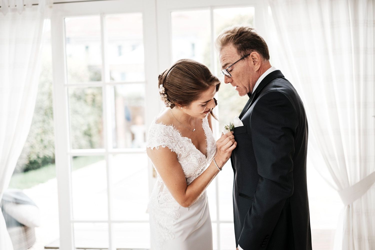 TLOOK photographe de mariage de style documentaire, préparatifs de la mariée moments entre la mariée et le papa
