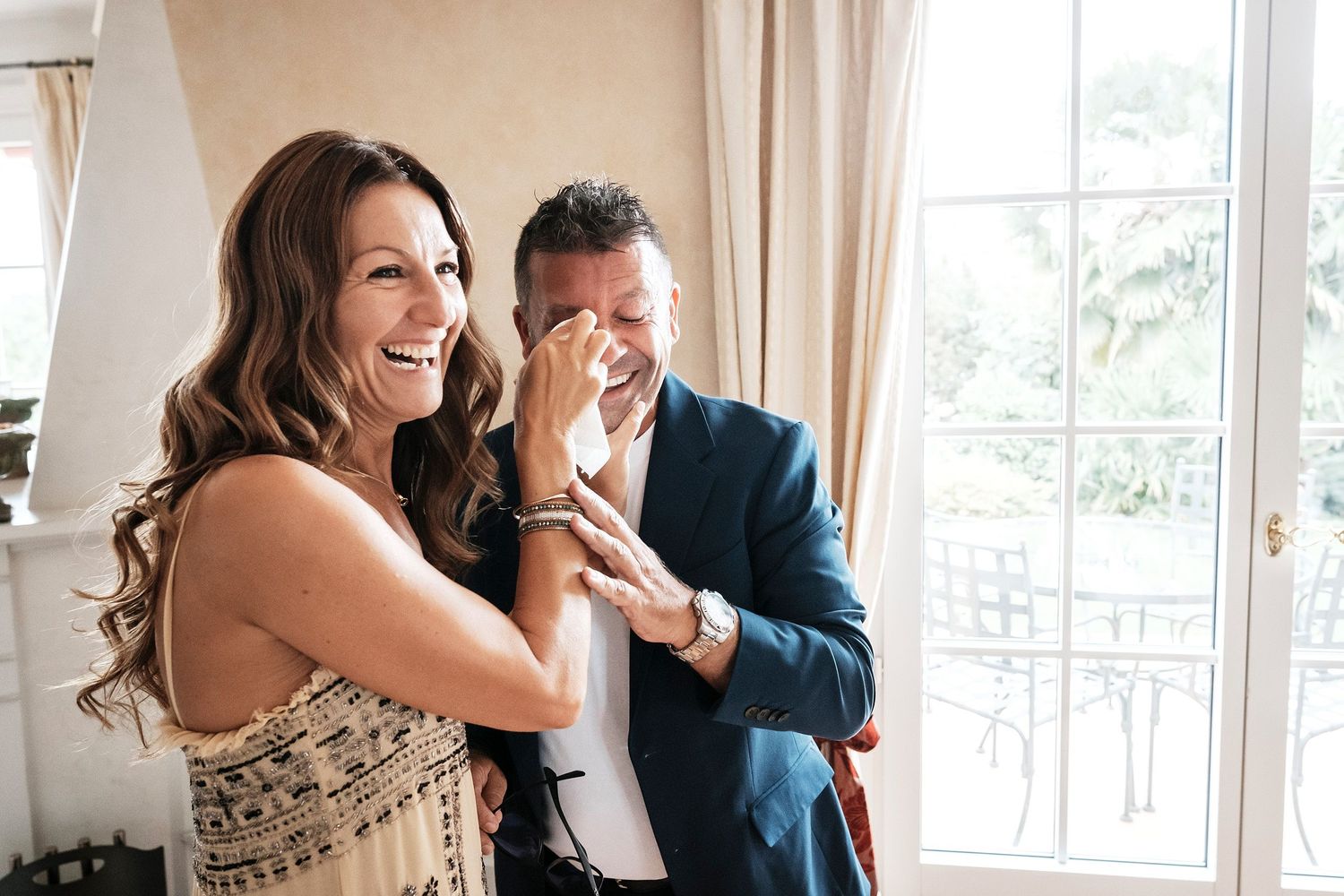 TLOOK photographe de mariage de style documentaire, préparatifs de la mariée émotions des amis
