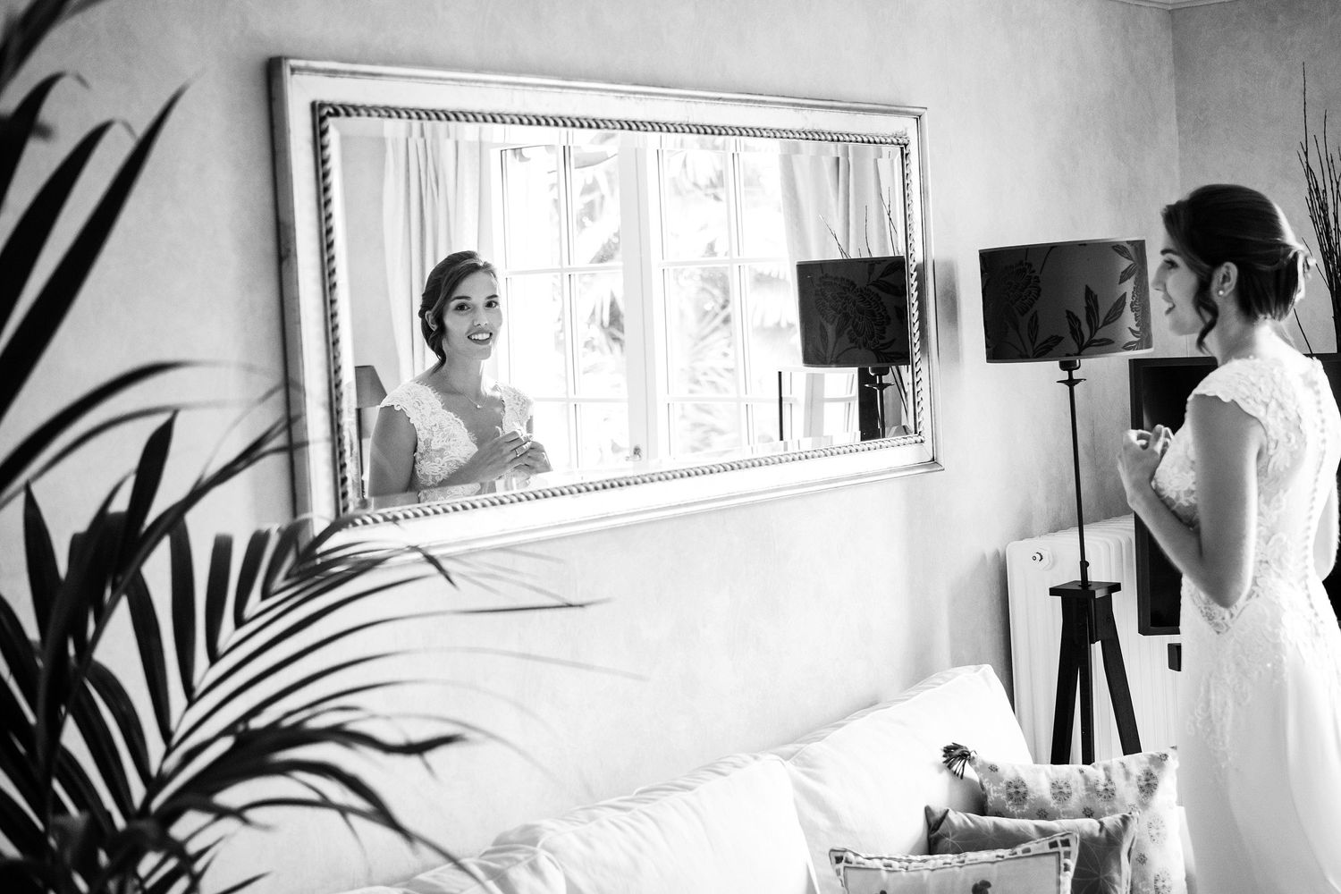 TLOOK photographe de mariage de style documentaire, préparatifs de la mariée qui se regarde dans le miroir