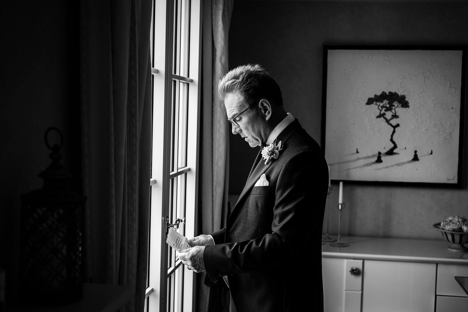 TLOOK photographe de mariage de style documentaire, préparatifs de la mariée lecture du discours du papa