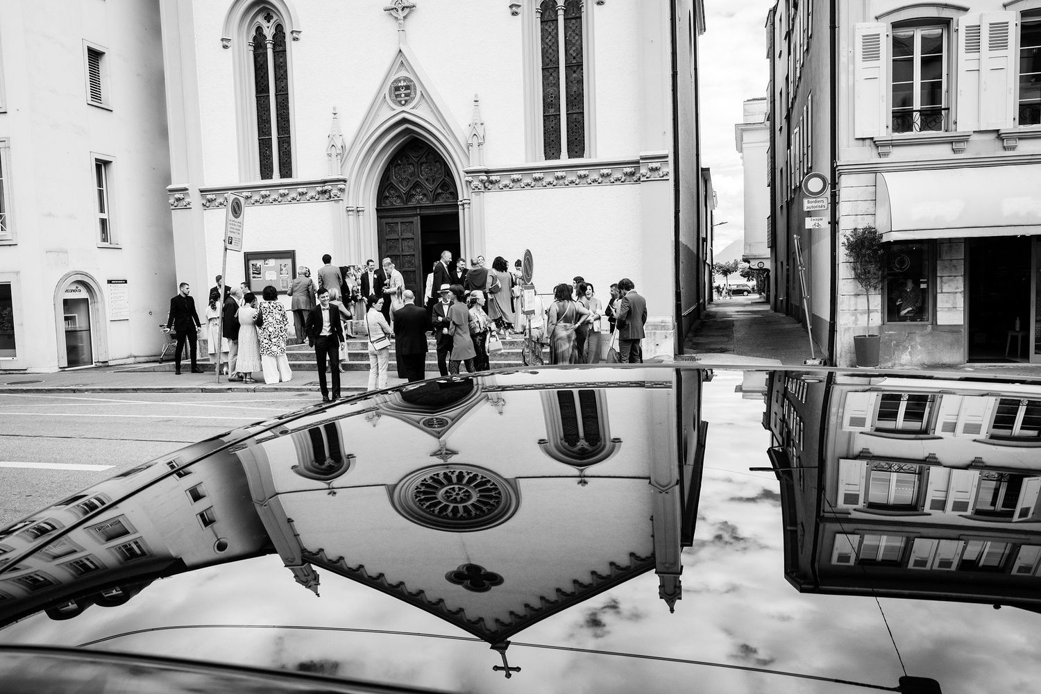 TLOOK photographe de mariage de style documentaire, accueil des invités à l'église