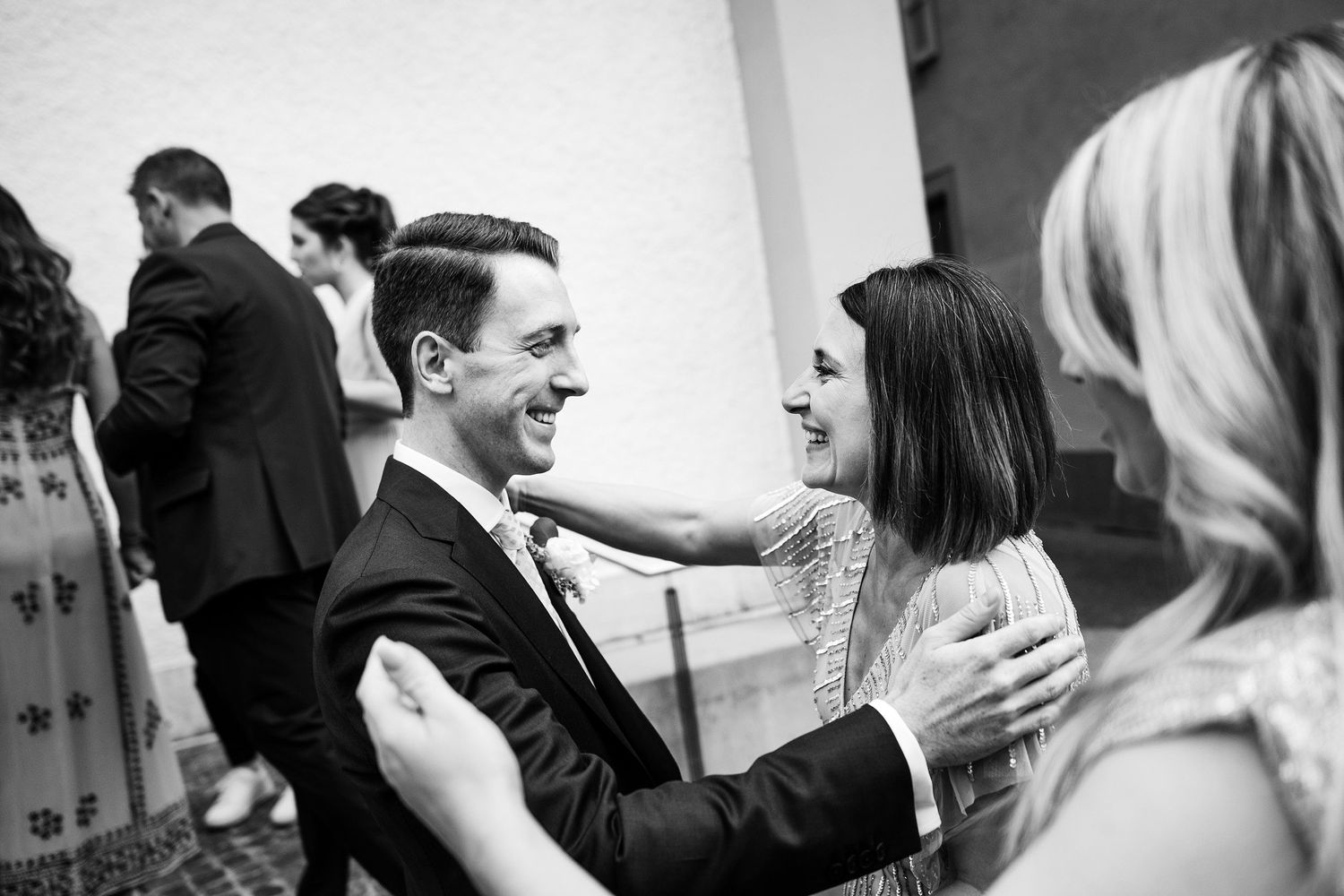 TLOOK photographe de mariage de style documentaire, accueil des invités à l'église