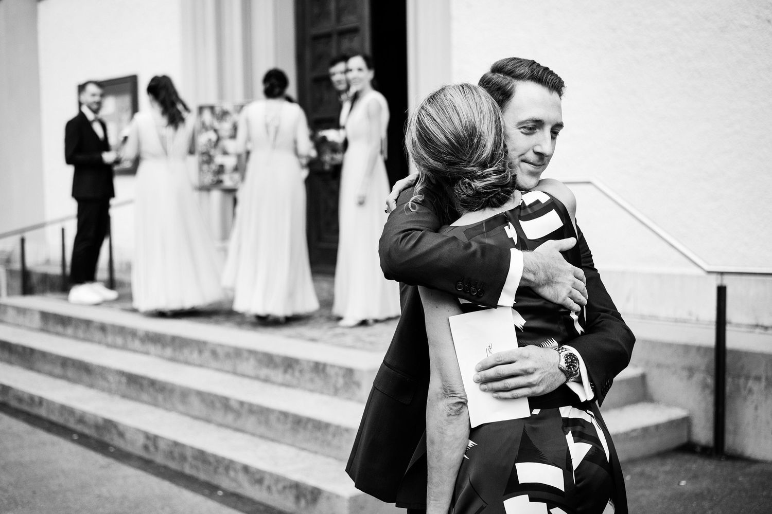 TLOOK photographe de mariage de style documentaire, la maman embrasse le marié émotions à l'église
