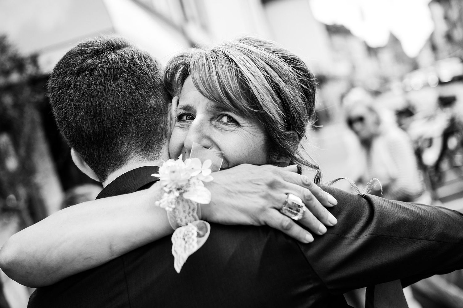 TLOOK photographe de mariage de style documentaire, la maman embrasse le marié émotions à l'église