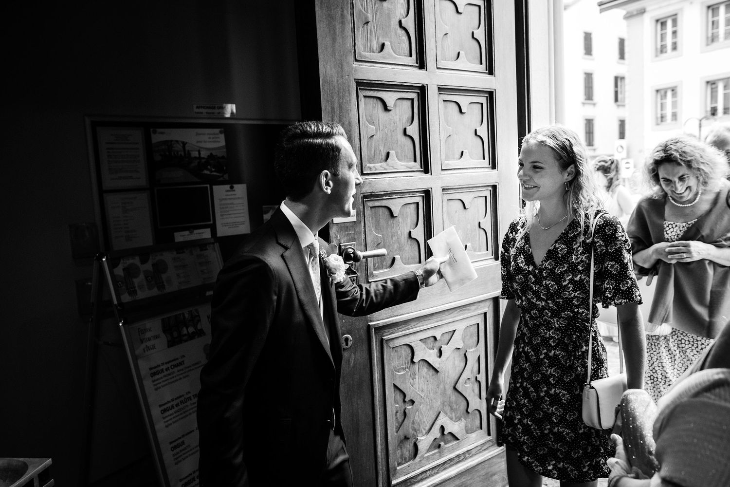 TLOOK photographe de mariage de style documentaire, accueil des invités par le marié