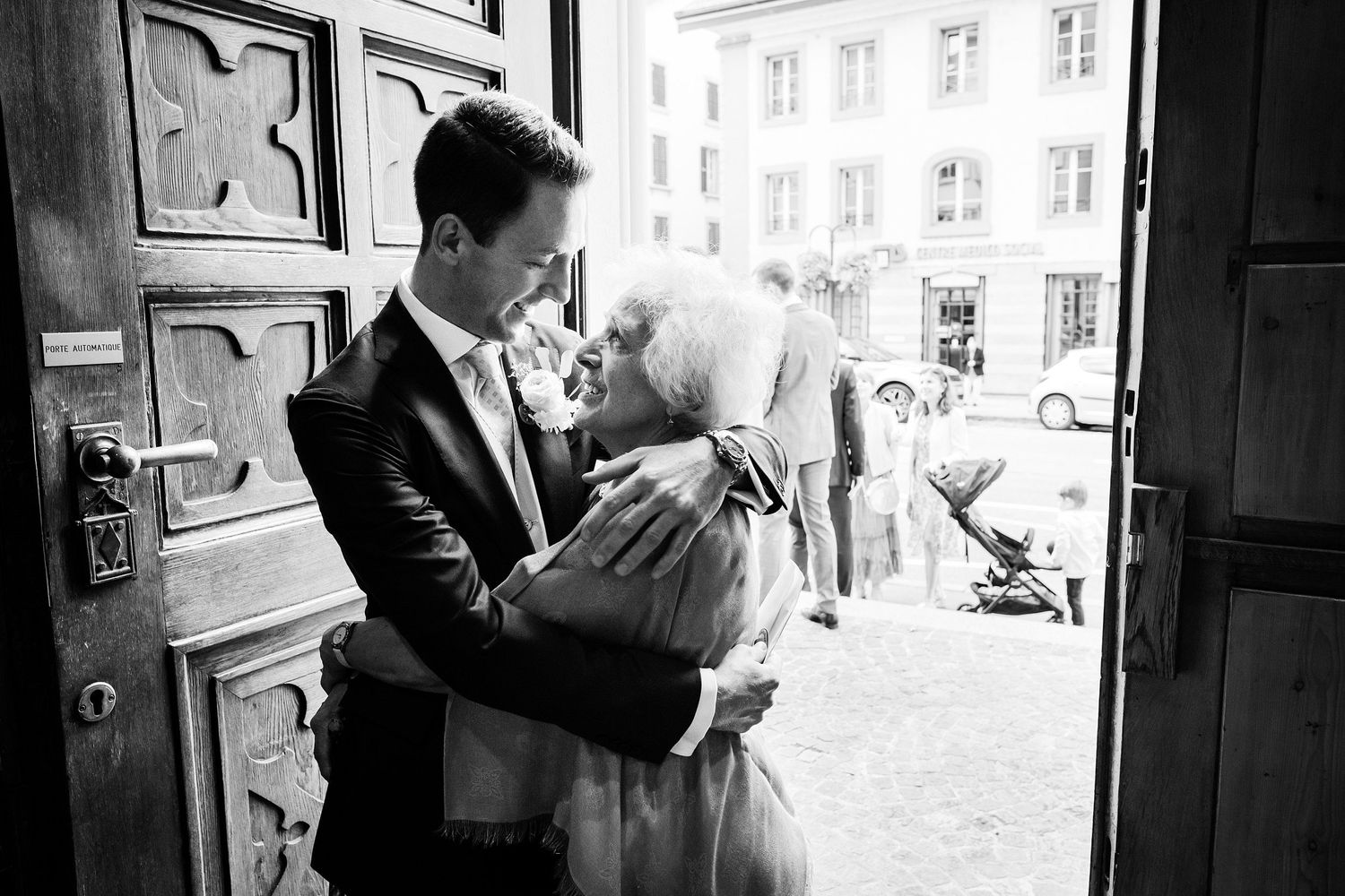 TLOOK photographe de mariage de style documentaire, portrait du marié avec sa grand mère à l'église