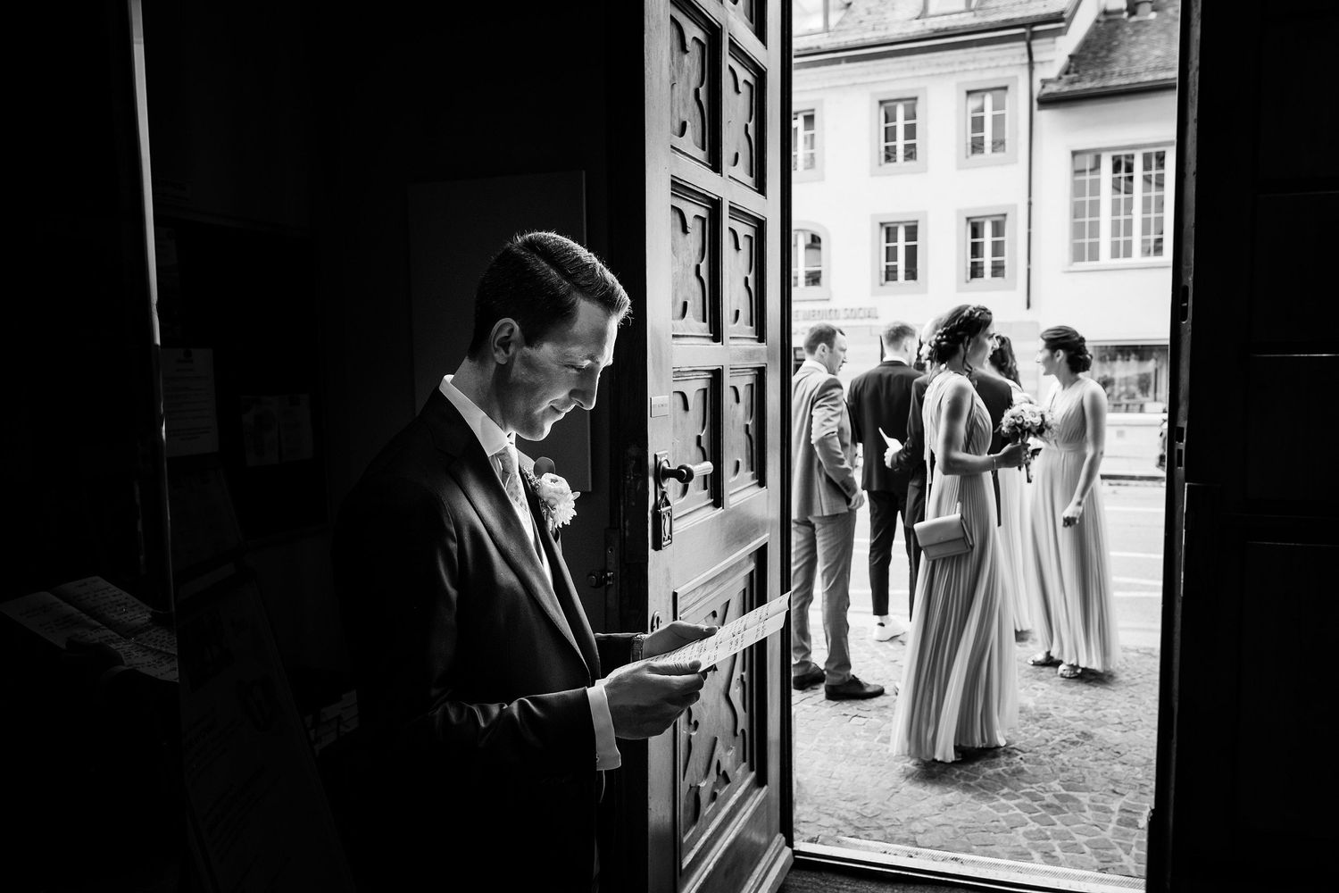 TLOOK photographe de mariage de style documentaire, portrait du marié dans l'église