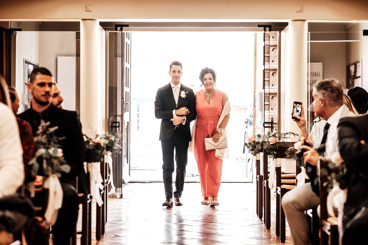 TLOOK photographe de mariage de style documentaire, entrée dans l'église de la maman et du marié