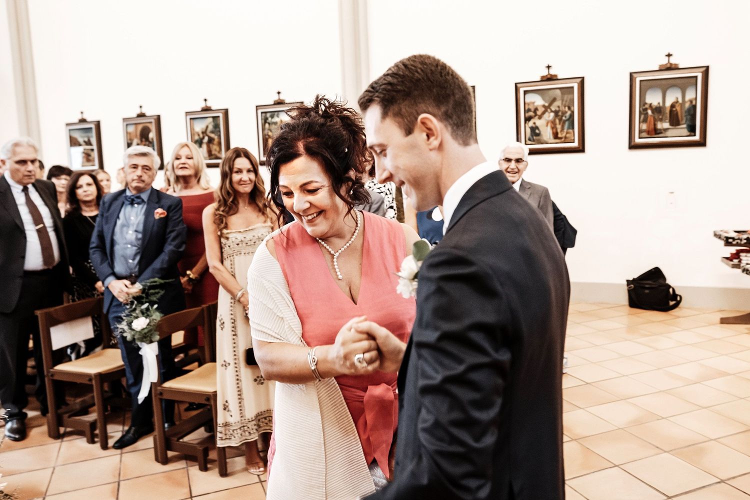 TLOOK photographe de mariage de style documentaire, entrée dans l'église de la maman et du marié