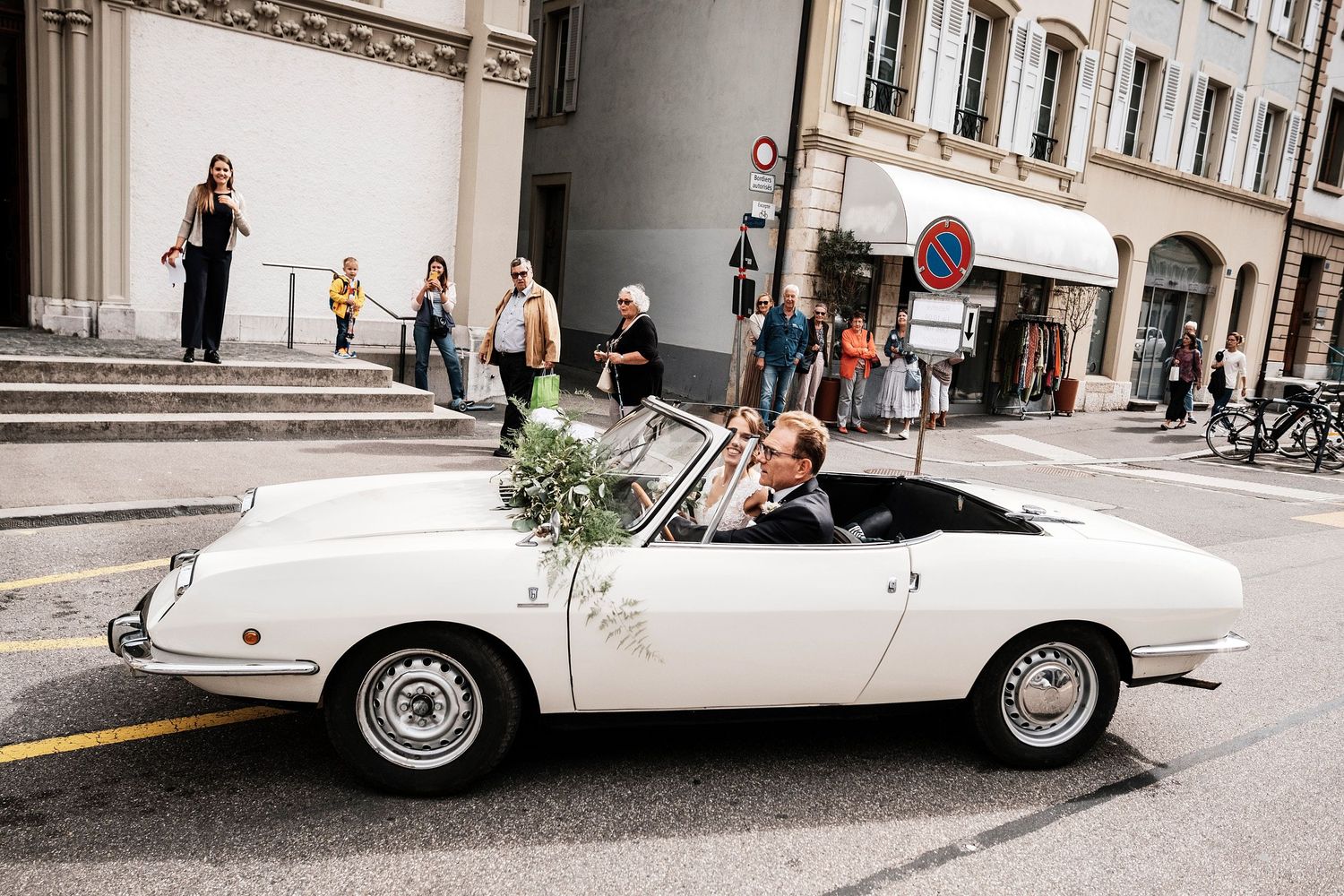 TLOOK photographe de mariage de style documentaire, arrivée en voiture de la mariée et de son papa à l'église