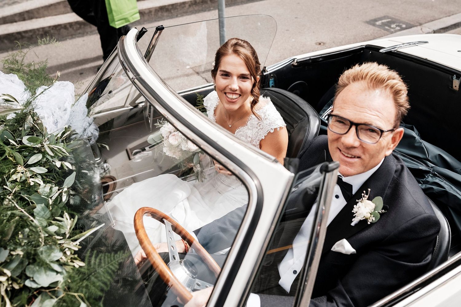 TLOOK photographe de mariage de style documentaire, arrivée en voiture de la mariée et de son papa à l'église