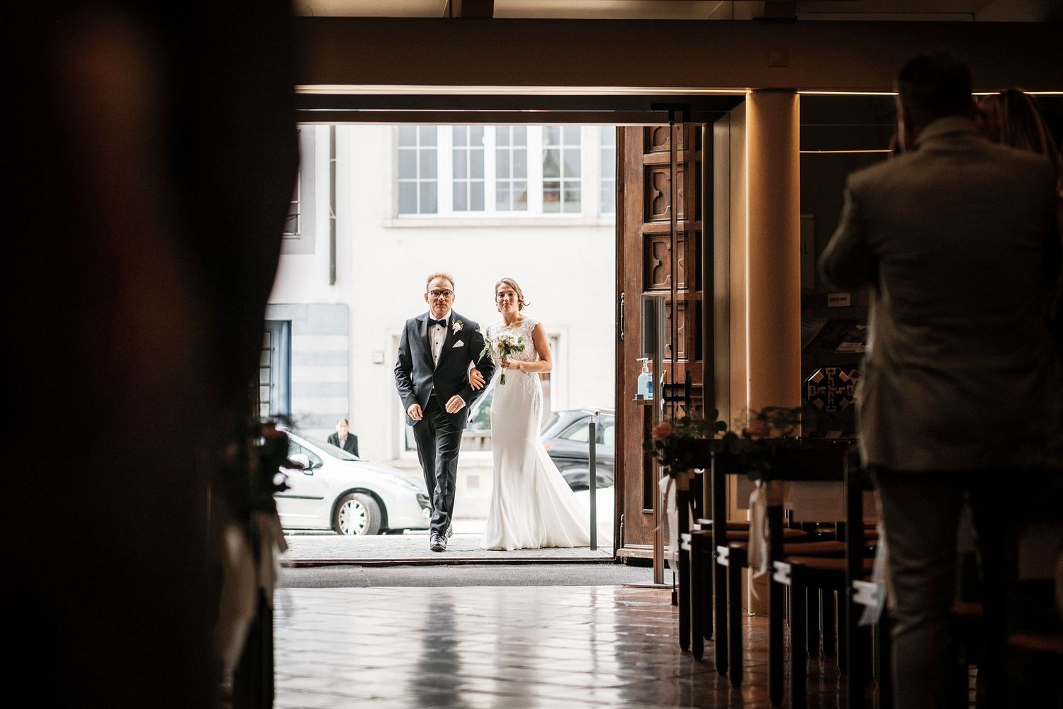 TLOOK photographe de mariage de style documentaire, église cérémonie religieuse la mariée arrive avec son papa